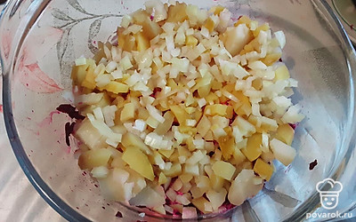 Сверху накрошите часть вареного картофеля и репчатого лука. По желанию, этот слой можно слегка приправить солью перед тем, как промазывать его майонезом.