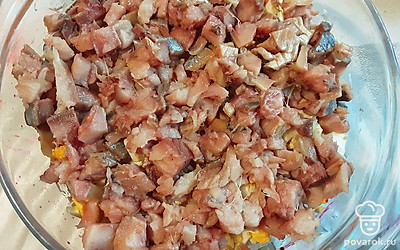 Затем покрошите или натрите на крупной терке 2 яйца, измельчите филе сельди. Сверху промажьте майонезом.