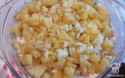 Следующий слой — снова картошка и репчатый лук.