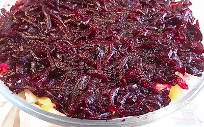 Сверху натрите оставшуюся часть свеклы и промажьте верхний слой майонезом.