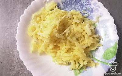 Отварной картофель натереть на крупной терке. 