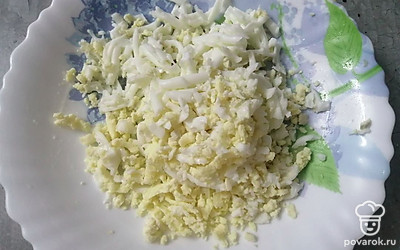 Вареные яйца натереть на терке. 
