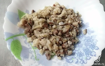 Слабосоленую сельдь мелко нарезать. 