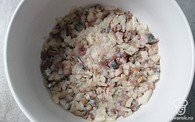 Первым слоем выложить селедку. Каждый слой смазать майонезом. 