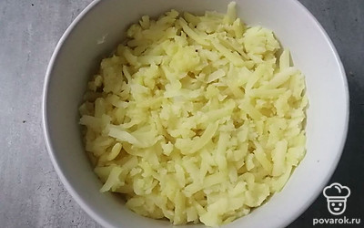 Следующим слоем выложить картофель. 