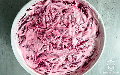 Заключительный слой — вареная свекла. Убрать салат в холодильник на 1,5 часа. 