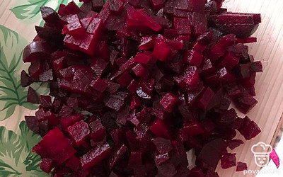 Отварную свеклу чистим и нарезаем.