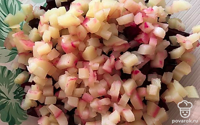 Вареную картошку режем кубиками.