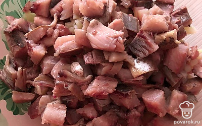 Чистим и нарезаем сельдь.