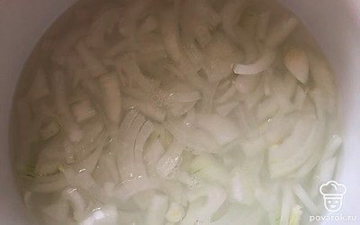 Маринуем лук в уксусе минут 10.