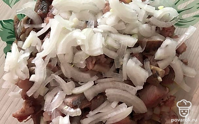 Уксус выливаем и лук выкладываем в салат.