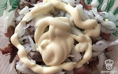 Заправляем майонезом.