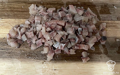 Филе сельди нарежьте кубиком и выложите на дно стакана, сверху разложите маринованный лук.