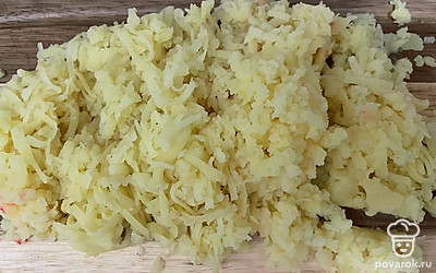 Отварной картофель натрите на терке и выложите сверху на лук, смажьте слой майонезом.