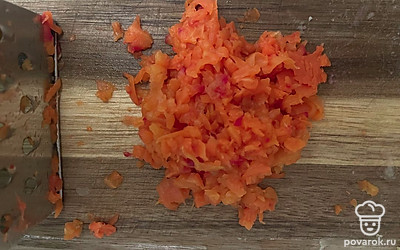 Морковь также натрите на терке, смажьте майонезом.