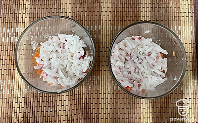 Возьмите белок отварного яйца и натрите на терке. Приправьте майонезом. Желток мы будем использовать последним слоем.