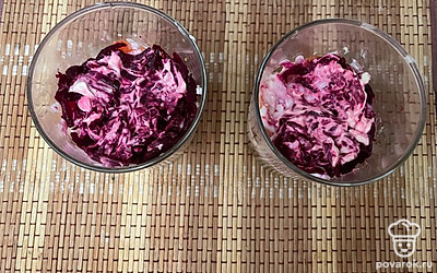 Отварную свеклу натрите на терке и выложите, добавьте майонез.