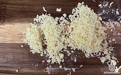 Желток натрите на терке и посыпьте сверху.