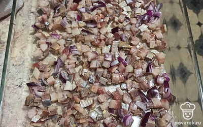 Режем селёдку на кубики и добавляем к ней лук.