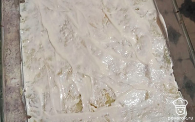 Смазываем майонезом и трем отварной картофель. Подсаливаем и сверху покрываем майонезом.