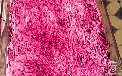 Смазываем майонезом, трем свеклу и подсаливаем. Покрываем все майонезом и убираем минимум на 3 часа настаиваться в холодильнике.