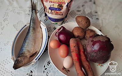 Подготовьте все необходимые продукты, предварительно отварив овощи и яйца.