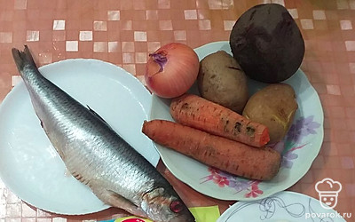 Подготовить необходимые продукты. Свеклу, морковь, картофель, яйца отварить до готовности.