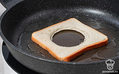 Разогрейте в сковороде растительное масло. Обжарьте хлеб в течение 1 минуты на среднем огне.