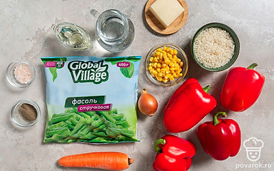 Вымойте перцы, срежьте с каждого овоща верхнюю часть с плодоножкой и сохраните ее. Вырежьте сердцевину перцев с семенами. Помойте и почистите лук и морковь. Промойте рис до прозрачной воды. Достаньте стручковую фасоль из упаковки и кукурузу из банки. Профильтруйте и вскипятите 1 стакан воды. Приготовьте терку, глубокую сковороду и форму для запекания. Промажьте форму 0,5 ч.л. подсолнечного масла.