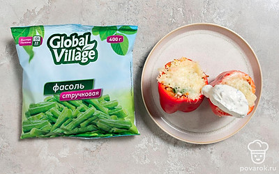 Подайте готовые фаршированные перцы с пикантным чесночным соусом. 