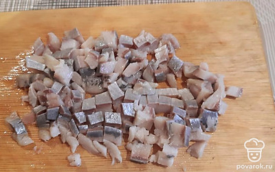 Сельдь очистите и нарежьте на кусочки.