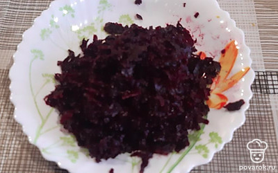 Картофель, морковь, свеклу отварите, натрите на терке.