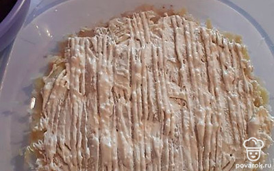 Нашинкуйте мелко лук, замаринуйте его с 1 ст л.уксусом и шепоткой сахара. Минут 10 достаточно. Подготовьте сельдь. Разрежьте и очистите от костей и шкурки. Так чтобы осталось две половинки филе. Его мелко нарежьте. Очистите и натрите на мелкой терке овощи, яйца и сыр.