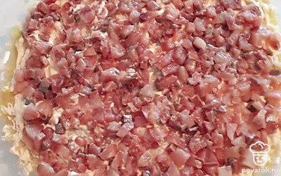 Далее укладывайте слоями: Картошка, майонез, рыба.