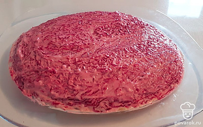 Майонез, свекла, майонез. Картофель обязательно должен быть на самом дне, так он не будет сухим. А станет пропитанным и вкусным. Яйца придадут ту самую воздушность салату.