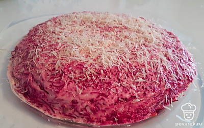 Посыпьте салат сыром.