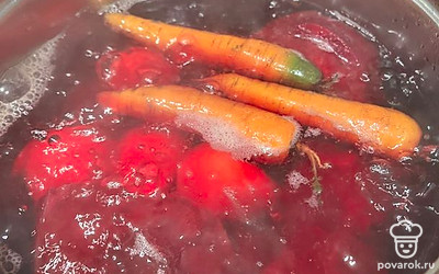 Почистите и отварите овощи.