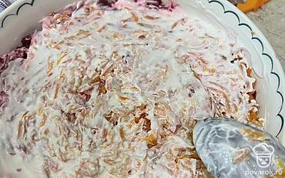 Разложите ингредиенты слоями, промазывая каждый слой майонезом: свекла-морковь-картофель-рыбка-свекла.