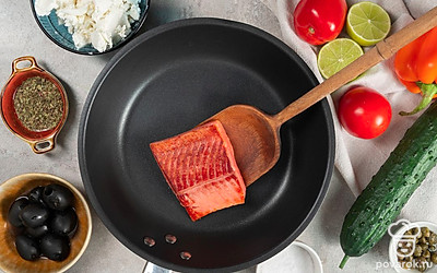 Поджарьте семгу. Посолите и поперчите кусочки филе, разогрейте на сковороде 2 ст. л. масла и выложите рыбу. Обжарьте ее по 4-5 минут с каждой стороны. Остудите семгу.