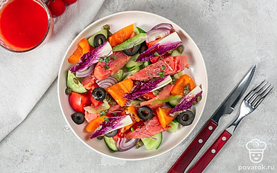 Подавайте блюдо на листьях свежего салата.