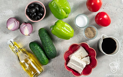 Помойте и обсушите огурцы, помидоры и перец. Удалите семена из перцев. Очистите и помойте лук. Откройте банку с маслинами и слейте жидкость.