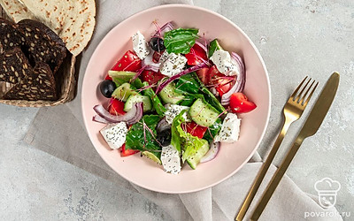 Посыпьте блюдо итальянскими травами и подавайте на листьях салата.