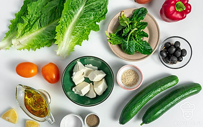 Листья салата и шпинат тщательно помойте, обсушите и крупно нарежьте. Огурец и помидор помойте и нарежьте крупными или средними кубиками. Сладкий перец очистите от семян, помойте и нарежьте кубиками. Лук почистите, помойте и нарежьте полукольцами. Сыр нарежьте кубиками. Из маслин уберите косточки.