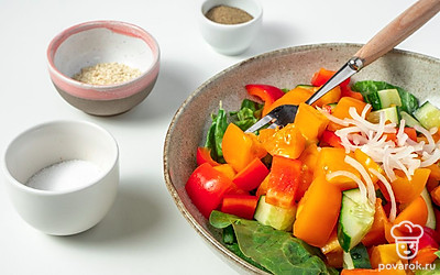 Соберите салат. В салатник или большую плоскую тарелку положите салат ромэн, шпинат, огурцы, помидоры, перец и лук. Сверху положите маслины и сыр.