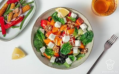 Перед подачей салат посыпьте кунжутом.