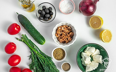 Огурцы вымойте, очистите от кожуры и нарежьте полукольцами. Помидоры ополосните, обсушите бумажными полотенцами и нарежьте крупными дольками или кусочками. Лук очистите от шелухи, ополосните холодной водой и тонко нашинкуйте кольцами, либо полукольцами. Зелень вымойте, обсушите и порубите ножом. Фету извлеките из упаковки, слив рассол, нарежьте кубиками. Лимон вымойте, вытрите полотенцем и разрежьте пополам. Из половины лимона выдавите сок. Маслины по желанию разрежьте пополам.