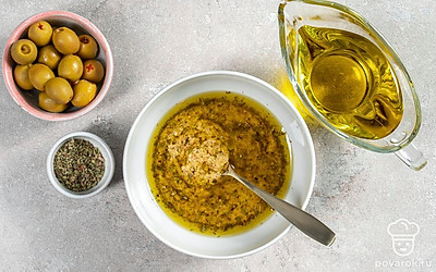 Сделайте горчичную заправку. В небольшую емкость налейте винный уксус, оливковое масло, добавьте горчицу, чеснок, орегано, соль и молотый перец. Все перемешайте до однородной консистенции.