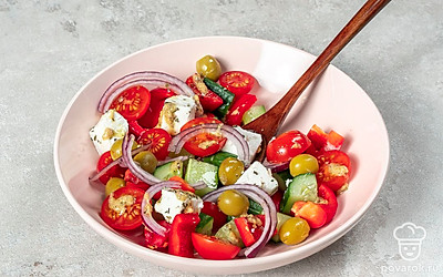 Соберите греческий салат с горчицей. В салатник положите огурцы, помидоры черри, сыр фета, перец, красный лук и оливки без косточек. Влейте горчичную заправку и перемешайте. Полезный греческий салат готов. Подавайте его сразу к столу.