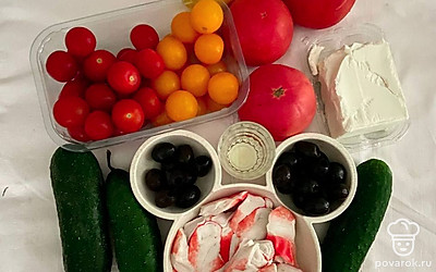 Для начала подготовьте все овощи. Промойте под проточной водой помидоры, помидоры черри, редис и огурцы. Очистите огурец от кожуры и нарежьте их тонкими кружочками. Откройте банку с маслинами и высыпьте их в отдельную пиалу. Подготовьте крабовое мясо. Для этого нарежьте его небольшими кусочками.