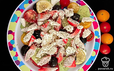 Подайте этот салат в порционных стеклянных круглой или прямоугольной формы тарелках. Так блюдо будет выглядеть более изысканным.